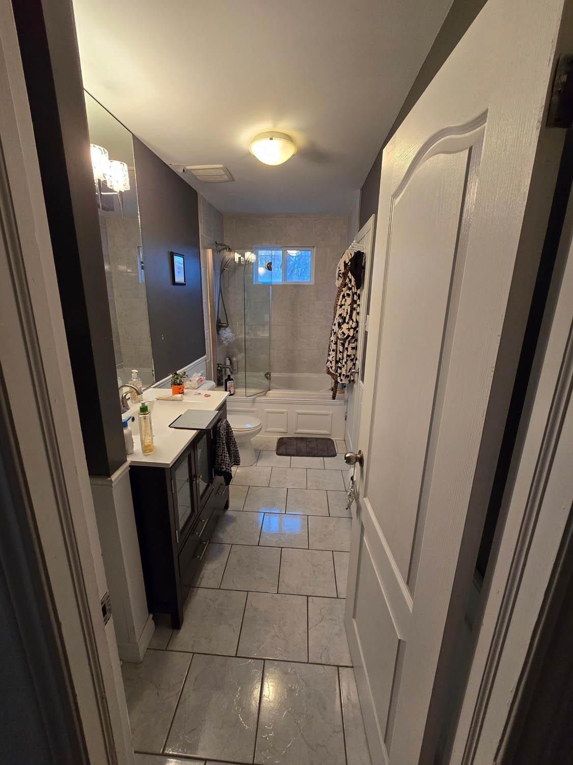 Laurier Street bathroom before renovation.